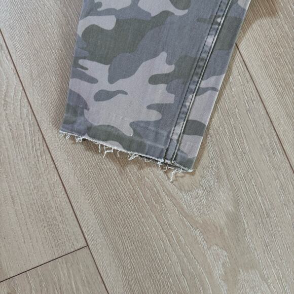 Hollister Camouflage Skinny Slightly Cropped Skinny Cargo Jean with Ankle Zips 7 - Picture 7 of 8